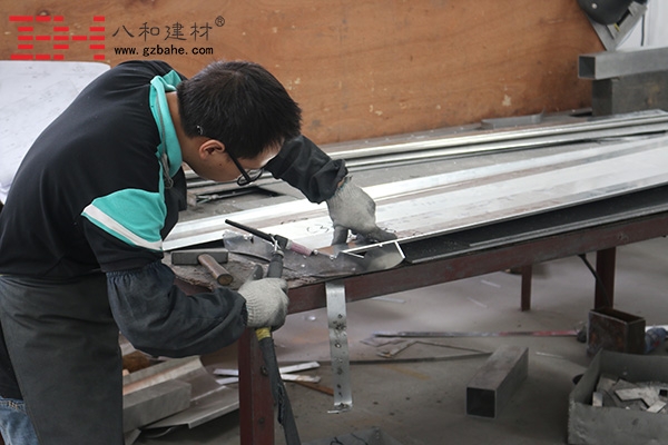 【專注】八和建材造型鋁單板燒焊工人的工作態度