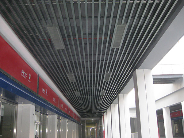 廣州保利國(guó)際貿(mào)易中心-門頭鋁方通天花.jpg 廣州保利國(guó)際貿(mào)易中心-門頭鋁方通天花.jpg