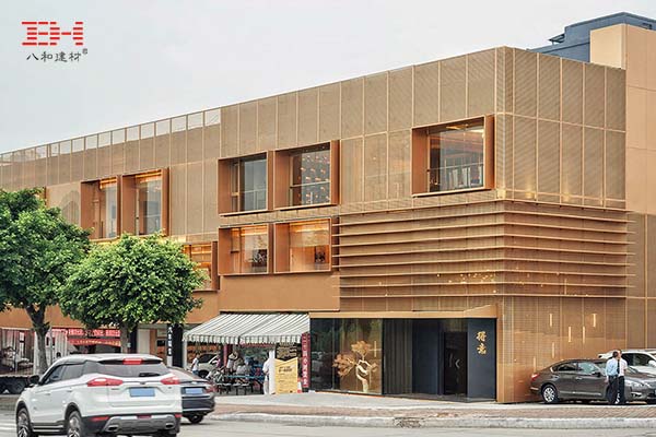 銅色穿孔鋁板外墻，極具金屬感的廣州得意日式鐵板料理餐廳